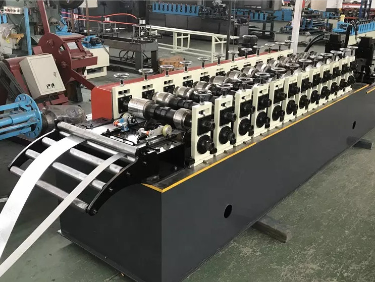 Hafif Ölçüm Keel C U OMEGA Stud And Track Roll Forming Machine Çatı Çubuğu Pres U Stud C Kanalı