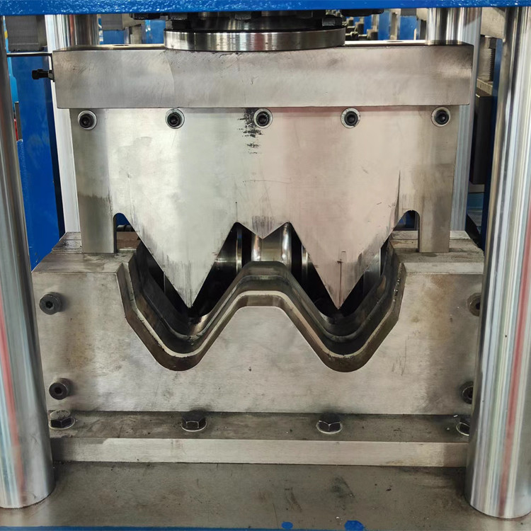 11kw 5.5kw GI Otoyol Koruma Çubuk Formasyon Makinesi Cr12Mov Kesme Blade Malzemesi
