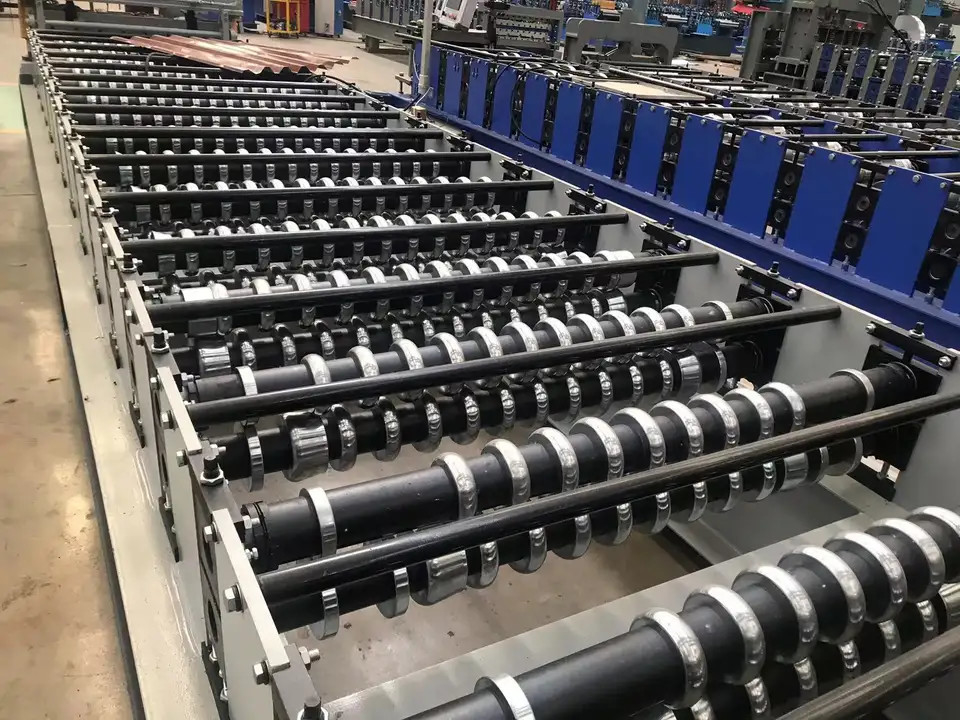 ISO Otomatik Oluklu Çatı Sayfası Rulo Şekillendirme Makinesi Oluklu Demir Yapma Makinesi