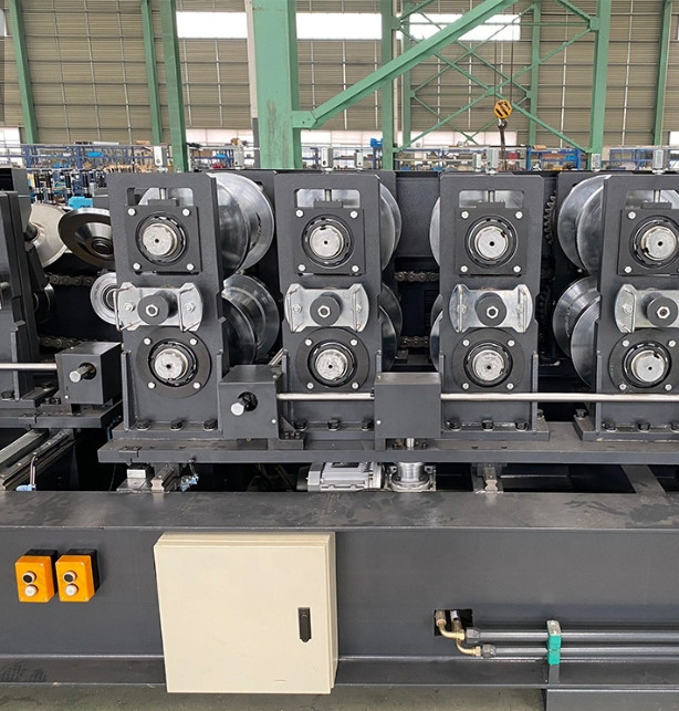 Otomatik CZ Aşık Rulo Şekillendirme Makinesi Saplama ve Parça Soğuk Rulo Eski 5.5kw