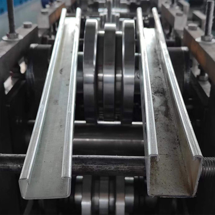 PL Güneş paneli desteği için ayarlanabilir metal çatı rulo şekillendirme makinesi