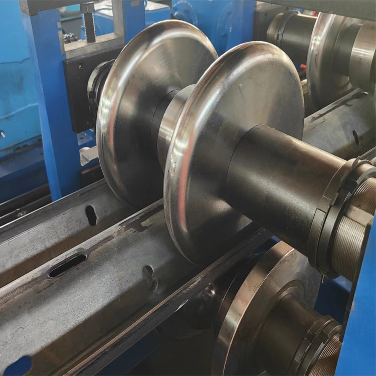 Sünnet HRC58-62 Karayolu Koruma Çitleri Rulo Yapım Makinesi 11kw 5.5kw PLC Kontrolü