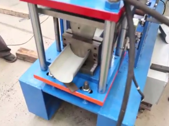 8-15m/min Hız Aşağı boru rulo şekillendirme makinesi 45# PLC kontrolü ile çelik rulo istasyonları