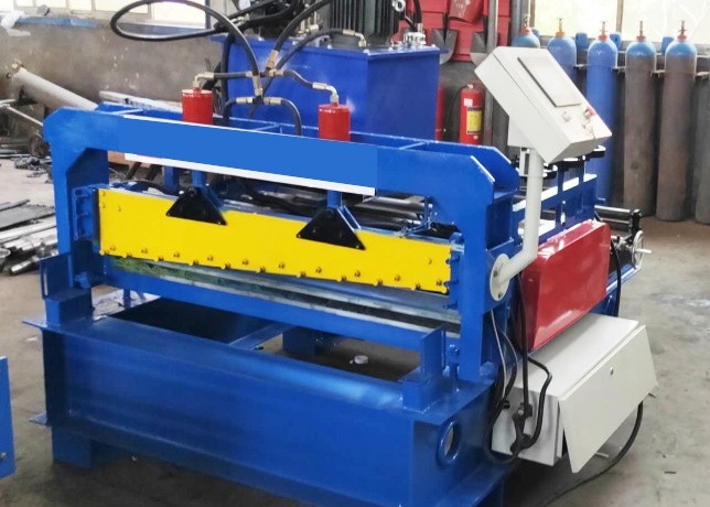 Uzunluğa kesme kesme hattı 0.3-4mm PPGL PPGI 3 yukarı 4 aşağı düzeltme tekerlekleri ile