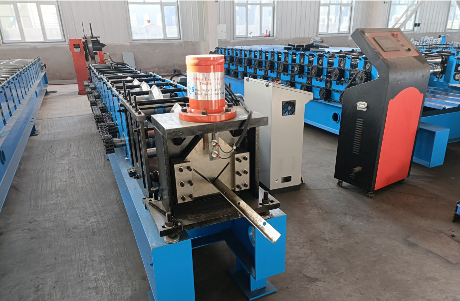 Kuru duvar kanalı C U Galvanize Yaprak Hafif Çelik Keel Profiller Metal Stud / Track Roll Forming Makine CD UD CW UW Profillerle