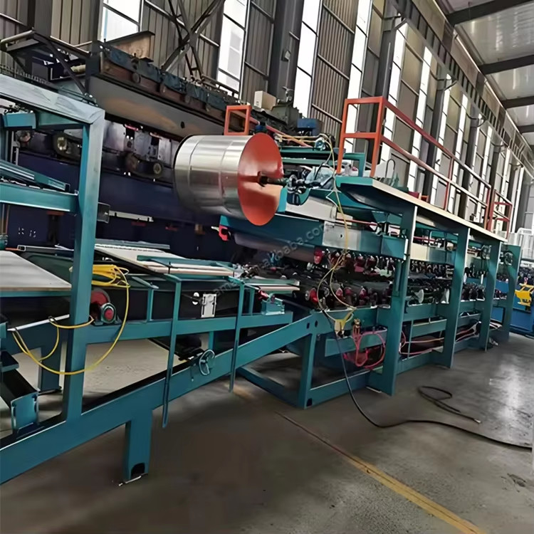 Yüksek hassasiyetli sandviç paneli üretim hattıEPS kompozit plaka çatı duvar paneli sandviç paneli rulo şekillendirme makineleri