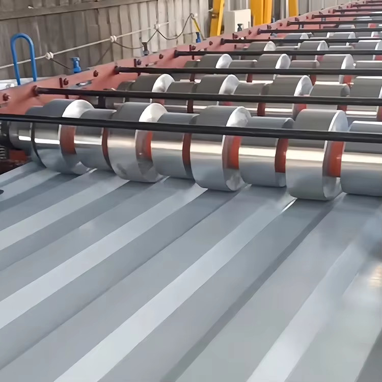 Yüksek hassasiyetli sandviç paneli üretim hattıEPS kompozit plaka çatı duvar paneli sandviç paneli rulo şekillendirme makineleri