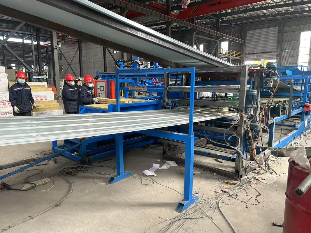Ateş geçirmez Rock Wool Sandwich Panel Roll Ses Izolasyonu Yüksek Hızlı EPS Rockwool Sandwich Çatı Panele Üretim Hatı