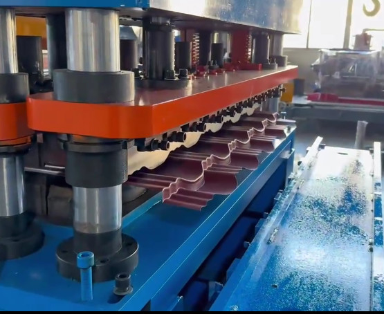 PLC Kontrolü Metal Soğuk Çelik Camlı Çatı Plakası Makinesi Adım Plakası Çatı Yapısı Yapısı Yapısı Fabrikası