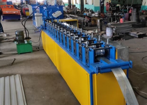 0.8mm için Delme Hollow Slat PPGL Kepenk Kapı Rulo Şekillendirme Makinesi