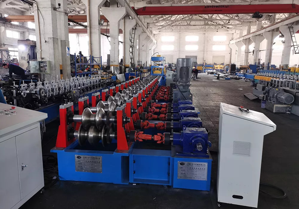 2*22KW ana makine gücü ve dişli kutusu ile PLC kontrollü Otoyol Koruyucu Rulo Formasyon Makinesi