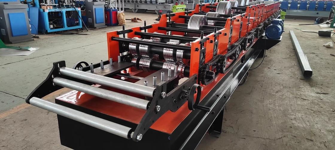K tarzı dikişsiz Metal Yağmur Çukurları Ogee Çukurları Yerleşim evleri için rulo şekillendirme makinesi
