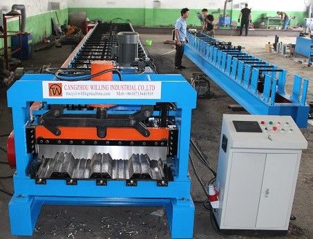 915mm Galvanizli Kabartma PLC Metal Güverte Rulo Şekillendirme Makinesi